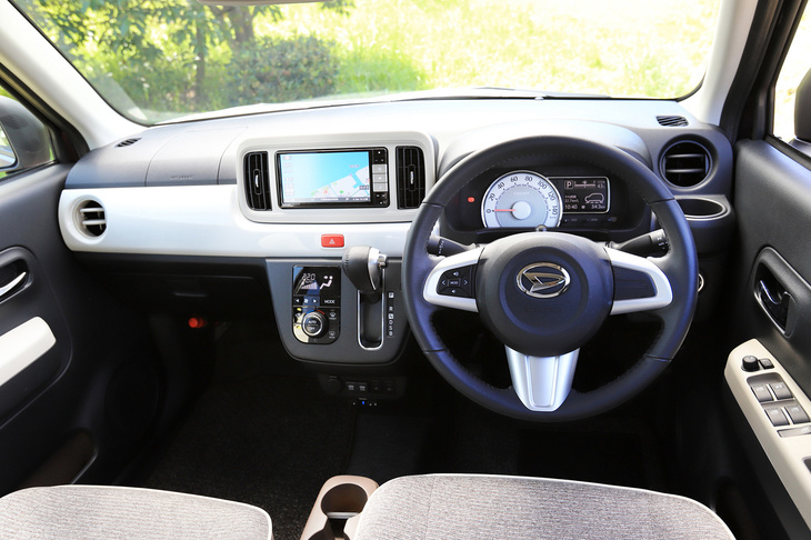 セラミックホワイトのインパネガーニッシュを採用し、柔らかな印象にまとめられたインテリア。