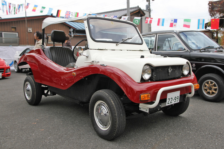 1970年「ダイハツ・フェロー バギィ」。アメリカ西海岸で流行していた、「フォルクスワーゲン・ビートル」のシャシーを流用したサンドバギー風のFRP製ボディーを、軽ボンネットトラック「フェロー ピックアップ」のシャシーに載せたモデル。1968年の東京モーターショーに参考出品され、1970年に100台限定で市販された。登録上は乗車定員2人、最大積載量150kgの軽トラックとなる。