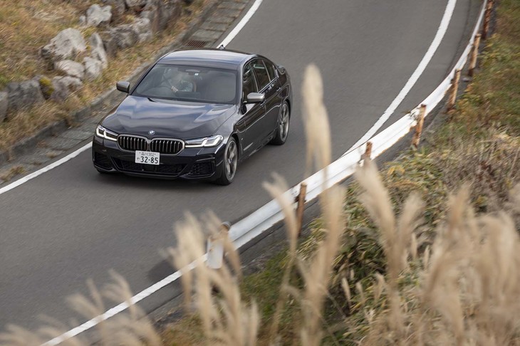 「M550i xDrive」は最高出力530PS／最大トルク750N・mの4.4リッターV8ツインターボエンジンを搭載。最大トルクは「M5」と同じだ（発生回転域はM5のほうが広い）。