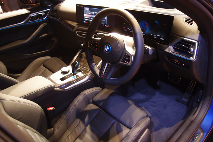 インテリアは「iX」の流れをくんだもので、メーターパネルとコントロールパネルを一体化させたカーブドディスプレイが採用されている。