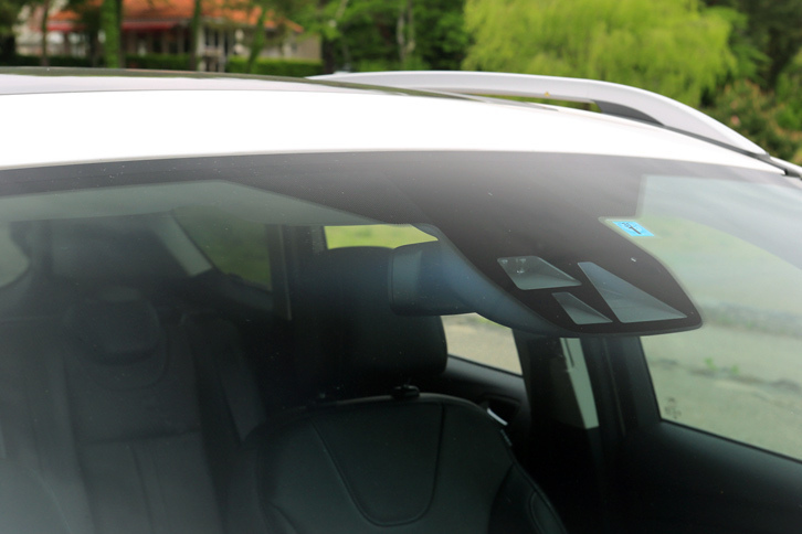 フロントウィンドウに備えられた運転支援システムのセンサーユニット。自動緊急ブレーキ機能の「アクティブ・シティ・ストップ」は、上級グレードの「タイタニアム」だけに装備される。