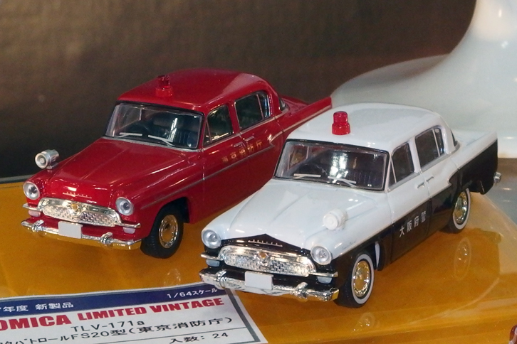 トミカリミテッドヴィンテージの「トヨタ・パトロールFS20型」。観音開きドアが特徴の初代「トヨペット・クラウン」のノーズを伸ばして、大型トラックや「ランドクルーザー」用の3.9リッター直6エンジンを積んだ警察／消防用の特別仕様。発売中の警視庁パトカーに加えて、2018年1月に発売予定の大阪府警パトカー（右）と東京消防庁の消防指令車（左）で、価格は2500円。