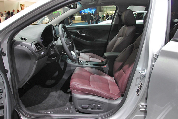 ヒュンダイi30ファストバック（フロントシート）