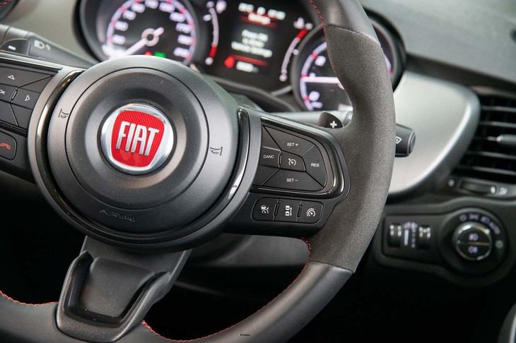 ステアリングホイールはレザー巻きを基本に、3時と9時の部分にアルカンターラが巻かれる。右のスポーク上にはアダプティブクルーズコントロールのスイッチがレイアウトされる。