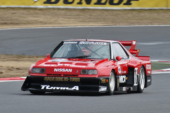 「メーカーが威信をかけたクルマたち」とうたわれたツーリングカーのデモラン。1982年にスーパーシルエットシリーズに参戦して2勝を挙げた「トミカスカイラインターボ」は、当時のドライバーである長谷見昌弘が駆った。