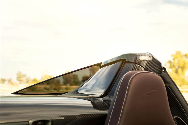 右側のシートから左後方に振り返った際の視界。ピラー部のパネルを透明なガラス製としたことで、斜め後方の視認性が向上した。