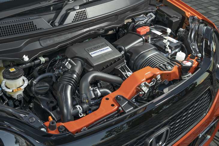 「プレミアムツアラー」と「RS」に搭載されるターボエンジン。電動ウェイストゲートバルブの採用により、スロットルレスポンスを向上させている。