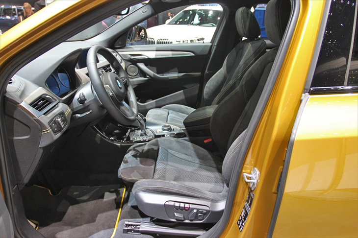 BMW X2（フロントシート）