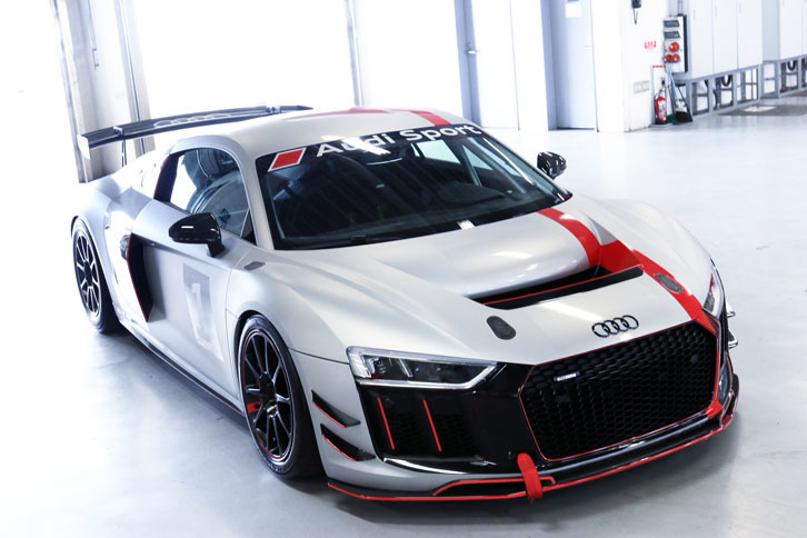 会場には2017年8月に日本で初公開された「R8 LMS GT4」の姿もあった。カタログモデルの「R8クーペ」と構成部品が60％以上共通で、同じドイツ・ベーリンガーホフ工場で生産される。