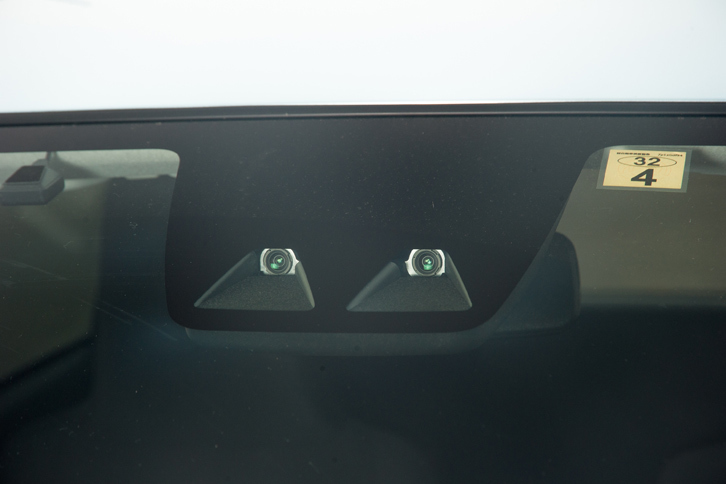 新型「ミラ イース」に搭載される「スマートアシストIII」のステレオカメラ。従来のシステムと比べ、衝突回避警報やプリクラッシュブレーキの作動速度域が高まり、また歩行者も検知できるようになるなど、機能が大幅に高められている。