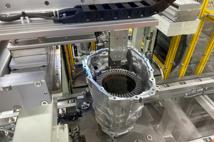 ケースにステーターを組み付けているところ。ケースとステーターの双方で厳密な位置決めを行い、0.1mmの精度で組み付けする。