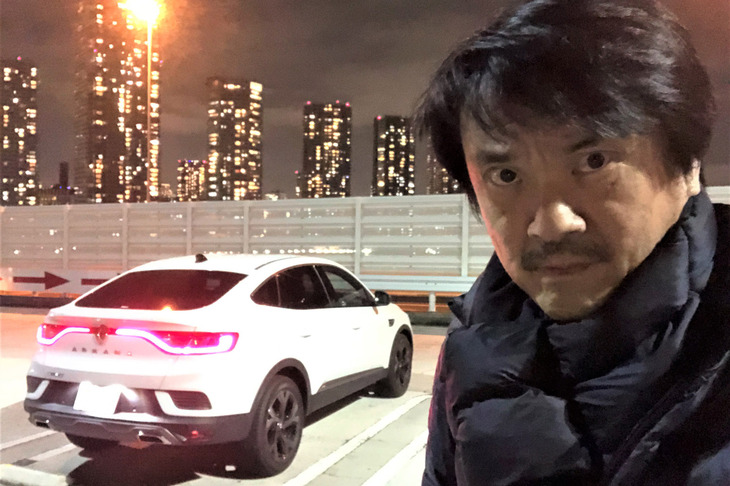 夜の首都高で、2022年12月に発売されたクーペSUV「ルノー・アルカナ」のマイルドハイブリッドモデルに試乗した。日本に導入されるのはスポーティーグレードの「R.S.ライン」のみで、車両本体価格は先に登場した「E-TECHハイブリッド」よりも30万円安い399万円。