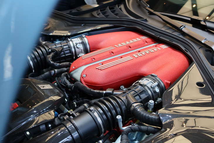 フロントミドに搭載される自然吸気の6.5リッターV12エンジン。最高出力830PSを発生する。