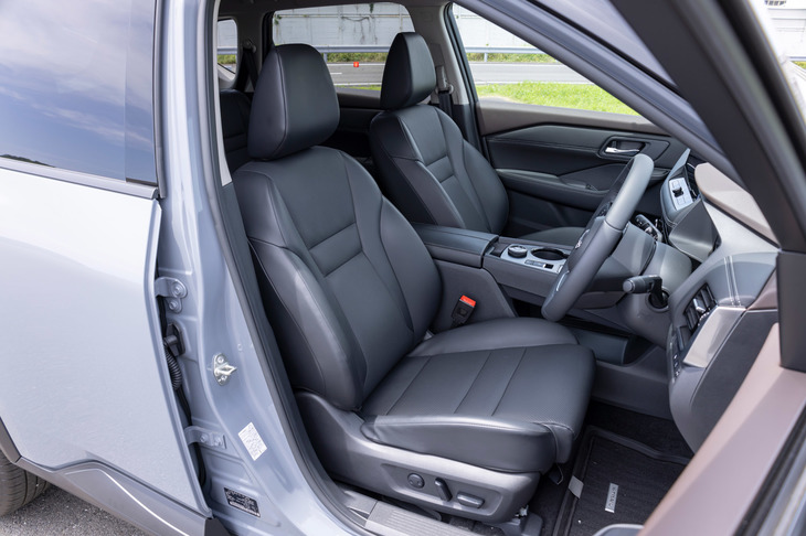 「エクストリーマーX」に標準装備される、セルクロスの防水シート。電動調整機構やポジションメモリー機能も備わっている。（写真：郡大二郎）