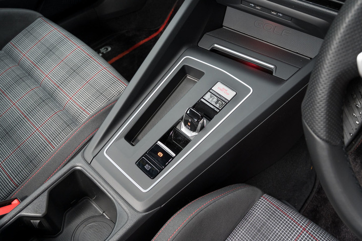 センターコンソールに配されたシフトセレクター。トランスミッションは7段のデュアルクラッチ式AT「DSG」で、もちろんシフトパドルも標準装備される。