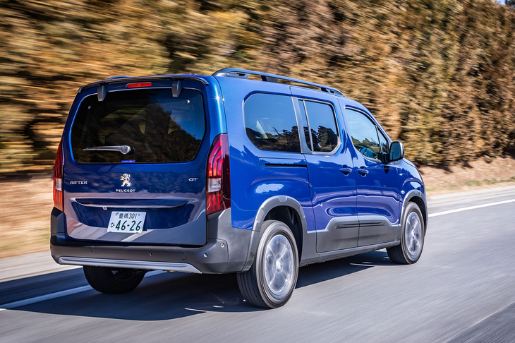 「リフター ロング」のサスペンションはフロントがマクファーソンストラット式、リアがトーションビーム式。これは標準ボディー車と同じだが、高速域でのよりフラットな姿勢と直進性の高さにロングホイールベース化の恩恵を感じる。