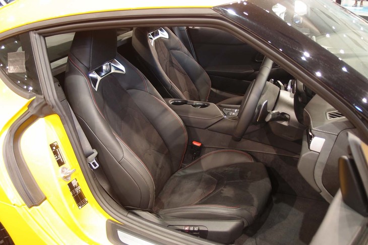 アルカンターラと本革で仕立てられたスポーツシート。写真は「SZ-R」のもの。