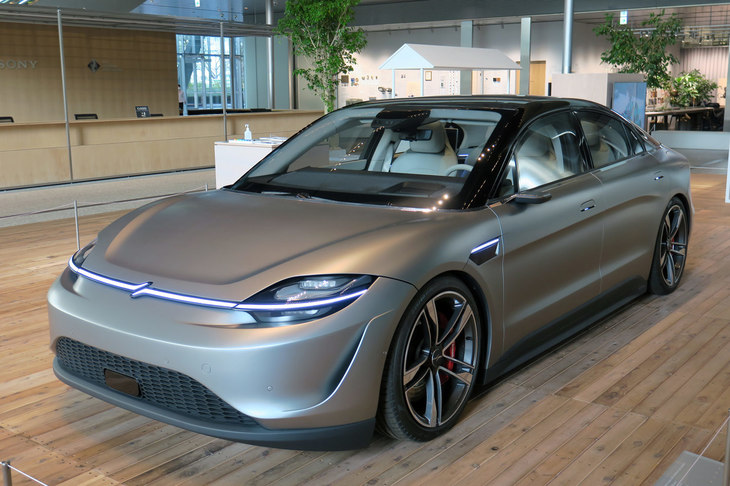 ソニーグループ本社のエントランスに飾られた「VISION-S」。2020年のCESで発表されたコンセプトモデルだ。