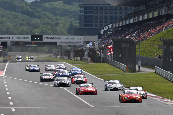 GT500クラスのスタートシーン。先頭のNo.14 ENEOS X PRIME GR Supraを、続くNo.36 au TOM'S GR Supraが逆転するかたちでレースは決着した。
