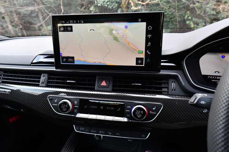 アウディ独自のインフォテインメントシステム「MMI」は、「MIB3」と呼ばれる最新版にアップデート。シフトレバー横のロータリースイッチを廃止し、10.1インチのパネルを直接タッチして操作する方式に変更された。