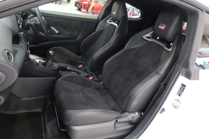 トヨタGRヤリスRZ“ハイパフォーマンス・ファーストエディション”（フロントシート）