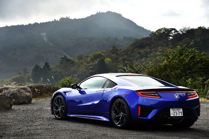 「NSX」のボディーカラーは、テスト車の「ヌーベルブルー・パール」を含む全8色が用意される。