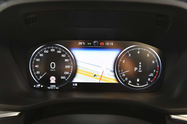 液晶タイプのメーターパネル。「B5」モデルの場合、ブレーキ回生時に電池のアイコンが表示される。