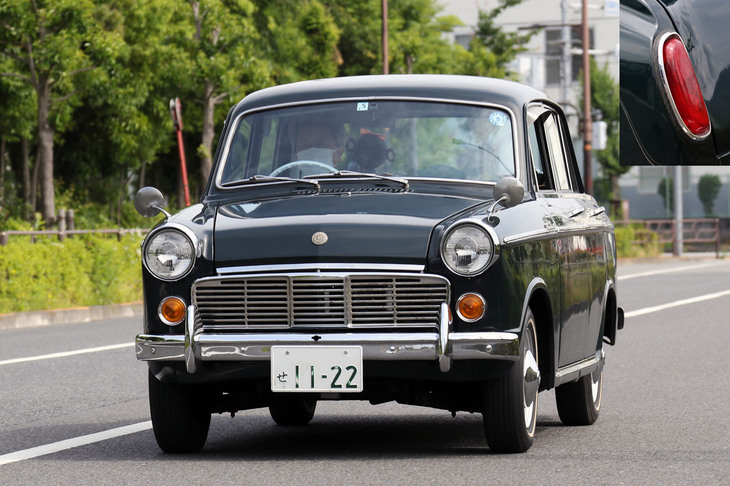 1960年「ダットサン・ブルーバード1200デラックス」（P312）。前年の1959年に誕生した初代ブルーバードの初期型。テールランプ（写真右上）の形状から“柿の種”と俗称される。