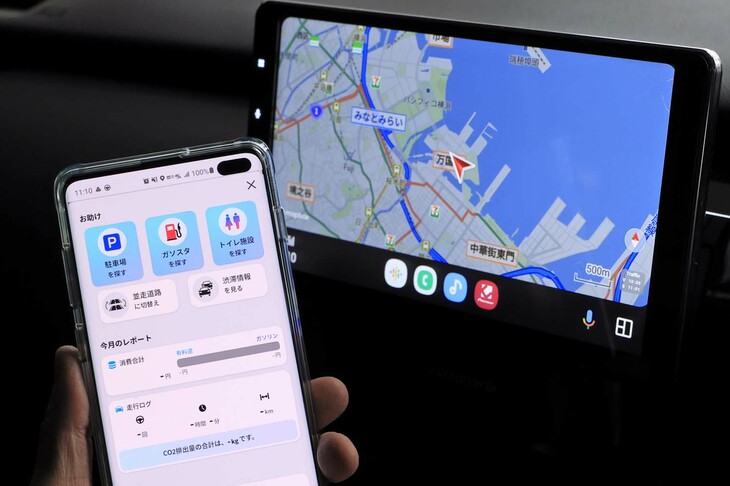 「サイバーナビ」や「楽ナビ」といったカーナビを手がけるパイオニア。そのスマートフォン向けカーナビアプリ「COCCHi（コッチ）」も使わない手はない。ご覧のように、検索頻度の高い駐車場／ガソリンスタンド／トイレのコマンドが用意されるうえ、財布にやさしいドライブをサポートしたり、オービス情報が得られたりと、とても機能的だ。