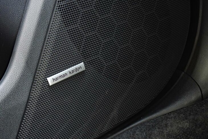 ステキな音楽を聴かせてくれたハーマンカードンのプレミアムオーディオ。唯一、ナビの音声案内が重なった際にロコツに音質が下がるのが弱点でした（笑）。音楽がプツプツ途切れるよりは、はるかにマシなんだけどね。