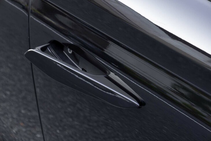 ドアハンドルはポップアップ式。ボディーと並行ではなく後部が立ち気味に持ち上がるのがDS流。