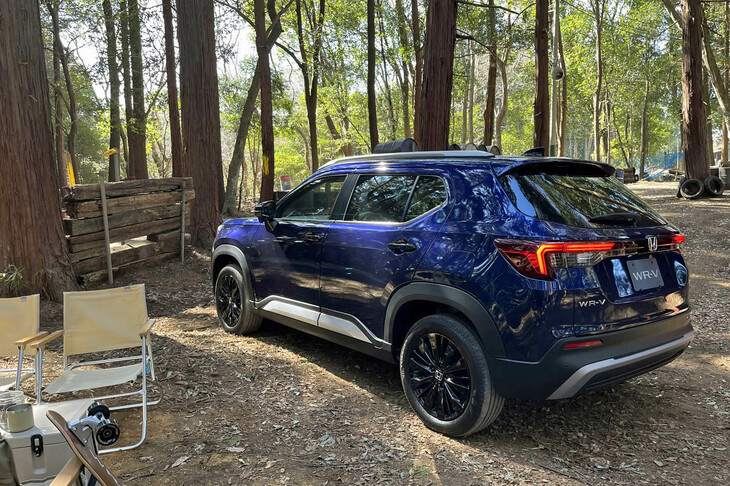 特別仕様車「Z＋ブラックスタイル」のリアビュー。アウタードアハンドルやシャークフィンアンテナが「クリスタルブラック・パール」仕上げとなる。