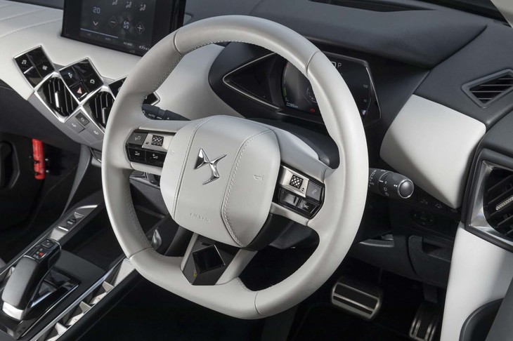 下端がフラットな形状のステアリングホイール。スポーク部にはインフォテインメントシステムの操作スイッチが並ぶ。