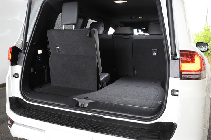 テールゲートは上下2分割式から上方へ開く1枚のものに変更。3列目シートの格納が、左右跳ね上げ式から床下収納式に変わった点もトピックだが、そのぶん7人乗り仕様の荷室床面は、5人乗り仕様のそれより高くなっていた。