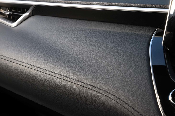 ダッシュボードの質感は他の「カローラ」シリーズよりも控えめだ。ステッチに見える部分は樹脂成形による“それ風”。