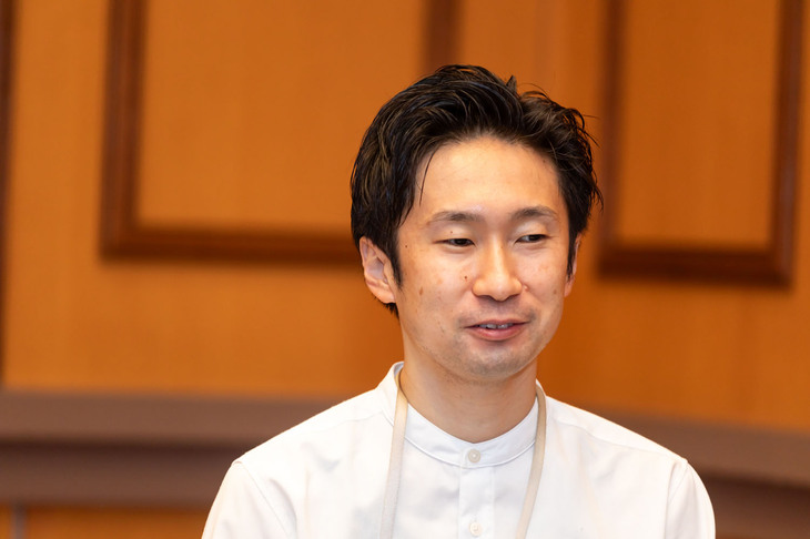 ＜平松宏波さんプロフィール＞
	2012年にトヨタ車体に入社し、デザイン部へ。直近では300系「ランドクルーザー」を担当しており、同車の人気とそれによる長い長い納車待ちを生み出した一人といえるだろう（失礼）。