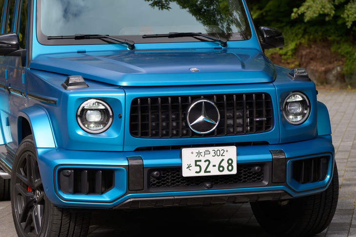 今回の試乗車はシリーズ最強モデル「メルセデスAMG G63」の「ローンチエディション」。ボンネット中央部の盛り上がりを大きくして空気抵抗の低減を図っている。