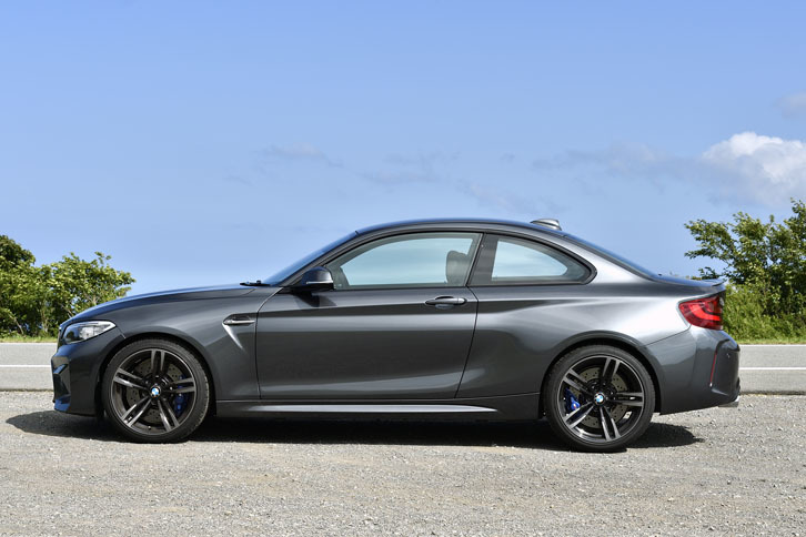 ボディーのスリーサイズは4475×1855×1410mm。通常の「2シリーズ クーペ」と比較して、トレッドは前が70mm、後ろが65mm広げられている。