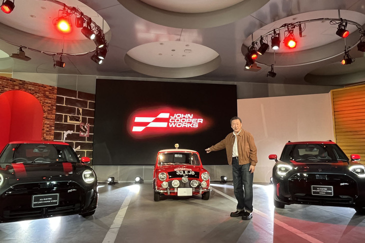 「MINI DAY 2025プレスカンファレンス」で「MINIジョンクーパーワークスE」と「MINIジョンクーパーワークス エースマンE」の車両説明を行ったBMWジャパンMINI本部長の山口智之氏。