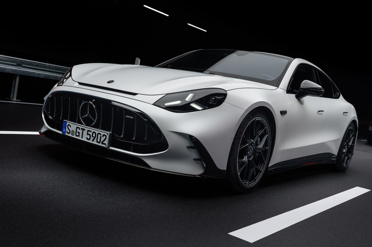 こちらが、ヘッドランプがつながっていない意匠の「AMG GT 4ドアクーペ」。