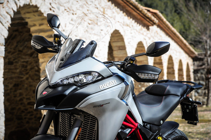 ロングツーリングで重宝する装備も充実しており、60mmの範囲内で高さを調整可能なフロントスクリーンや、12V電源ソケット、USBソケットなどを標準で採用。オプションでグリップヒーターも用意される。