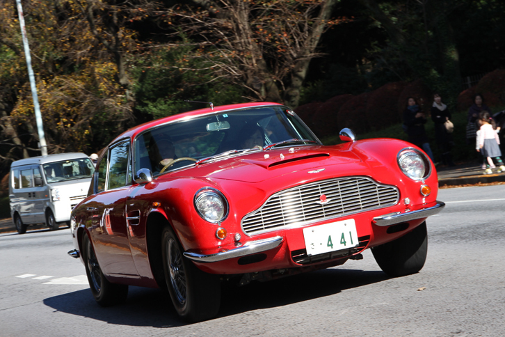 1970年「アストンマーティンDB6 Mk2」。当時のインポーターだったコーンズの正規輸入車で、なおかつワンオーナーでフルオリジナルという個体。日本で装着されたフェンダーミラー（ビタローニのセブリング）とサイドマーカーランプが当時モノの証し。