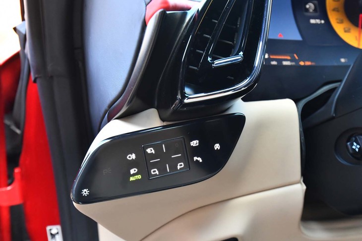 ランプ類やサイドミラーのスイッチもタッチパネル式。ステアリングコラムの近くにレイアウトされている。