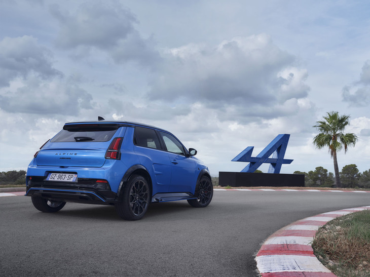 ボディーサイズは全長×全幅×全高＝3997×1823×1512mm。レイアウト自由度の高いBEVだけあってホイールベースは2534mmもある。