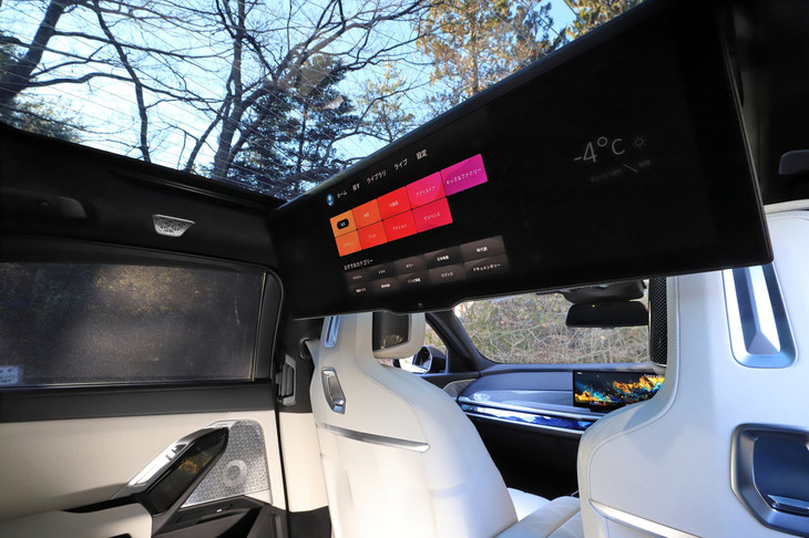 31.3インチのシアタースクリーンからなる、有償オプションの「リア・シート・エンターテインメント・エクスペリエンス」。ワンタッチでガラスルーフが閉じてサンシェードが上がり、後席をシアタールーム化する機能も搭載される。