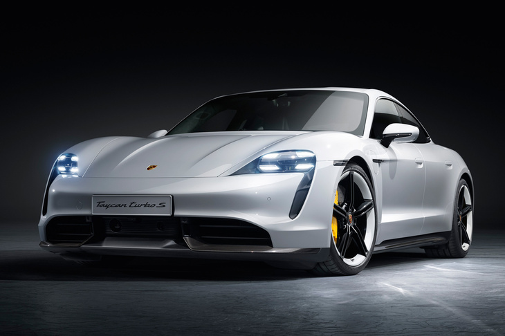 こちらがマイナーチェンジ前の「タイカン」。ボンネットの峰と一体となったフロントフェンダーが、バンパーに上から覆いかぶさるようなデザインとなっていた。