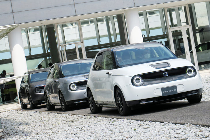 “つながる技術”やAIアシスタントなど、先進機能の体験デモに使用された3台の「ホンダe」。