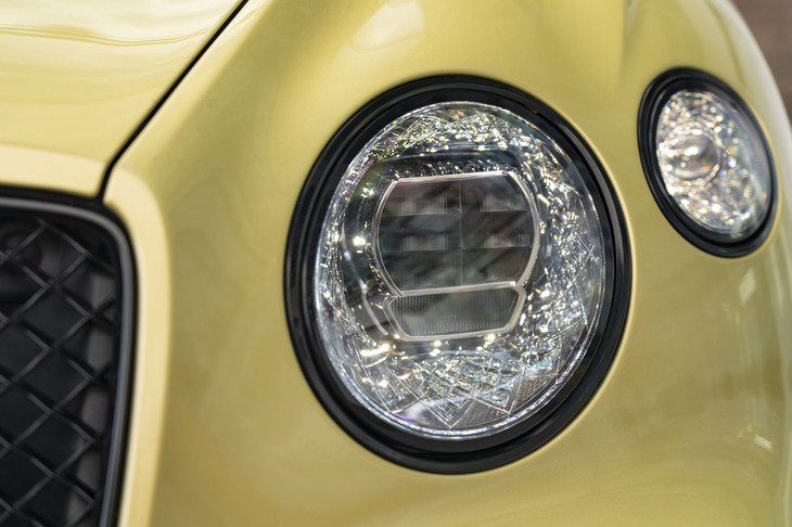 複雑でシャープなカットによってダイヤモンドのような輝きを放つという「LEDマトリクスヘッドライト」を装備。