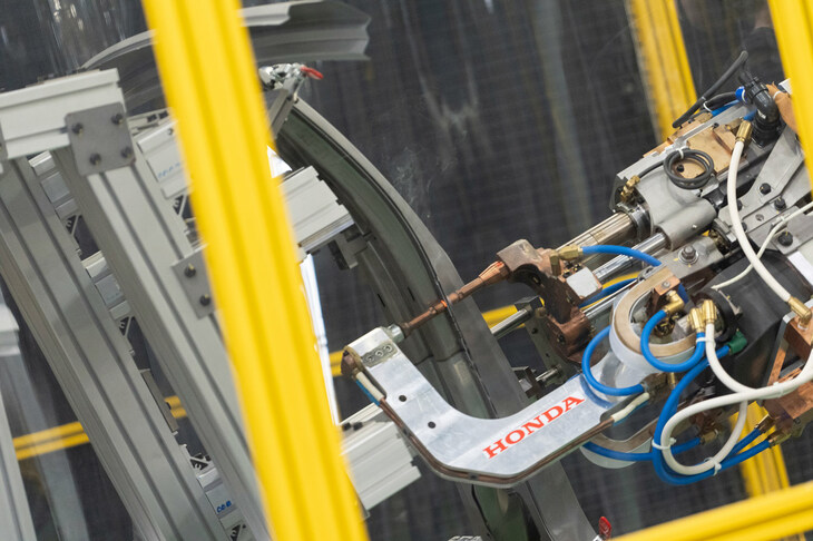 CDC接合技術とは、DC溶接でありながらAC溶接のように高いピーク電流と休止時間を交互に発生させる技術。スパッタを抑制し、広い接合範囲でハイテン材を溶接できるうえ、既存のDC溶接機を改良するだけで導入できるため、低コストも実現している。