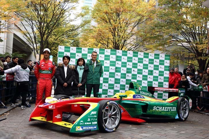 左からルーカス・ディ・グラッシ選手、元F1ドライバーの片山右京氏、モータージャーナリストの飯田裕子氏、シェフラージャパン株式会社のトーマス・スメタナ最高技術責任者。当日は片山氏と飯田氏によるトークショーも行われた。